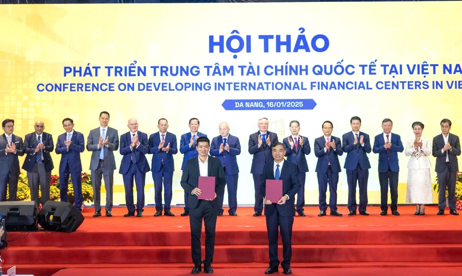 UBND thành phố trao biên bản hợp tác với Hiệp hội Blockchain Việt Nam