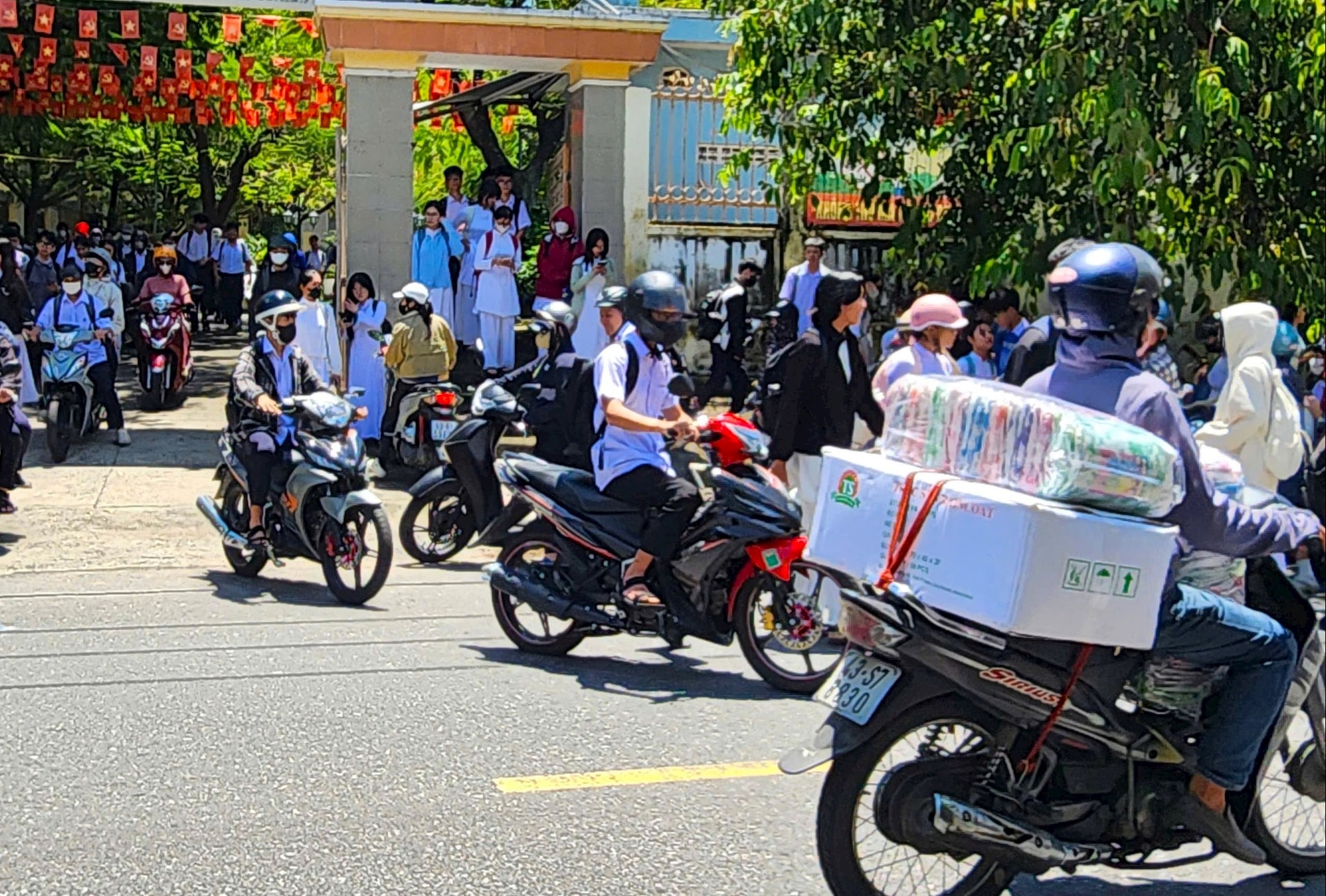 Một số học sinh tạiTrường THPT Thái Phiên (phường Thanh Khê) điều khiển xe máy Exciter đi học. Ảnh: X.Đ
