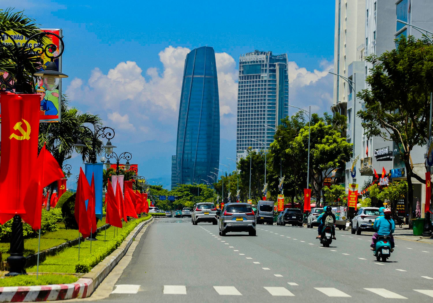 Đường phố Đà Nẵng được trang trí đẹp hướng về đại hội. Ảnh: BẢO LÂM