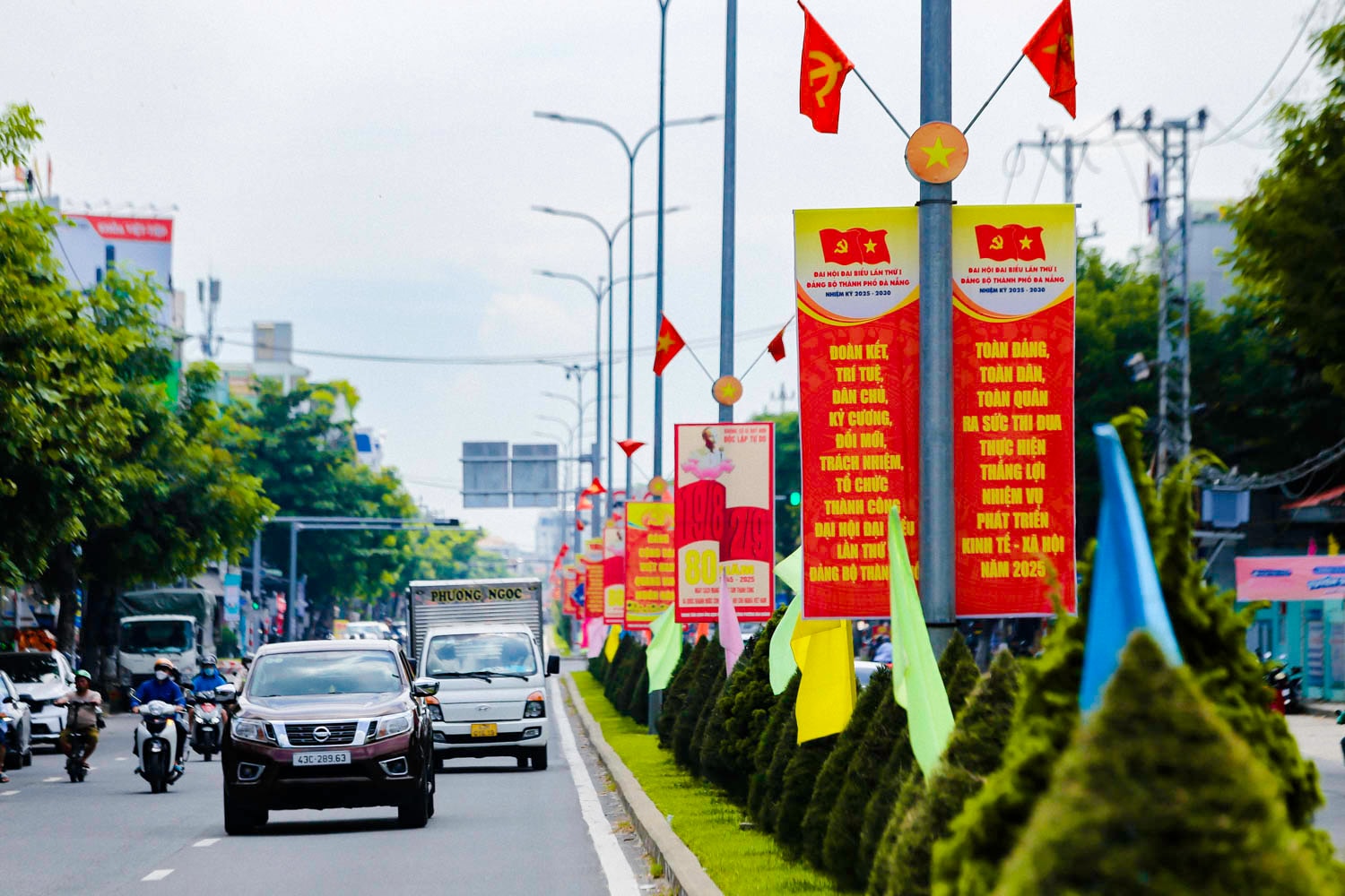 Công tác trang trí, cổ động trực quan cho đại hội được các cấp, ngành, địa phương triển khai đồng bộ, trang nghiêm, thể hiện tinh thần trách nhiệm và quyết tâm chính trị cao. Ảnh: BẢO LÂM