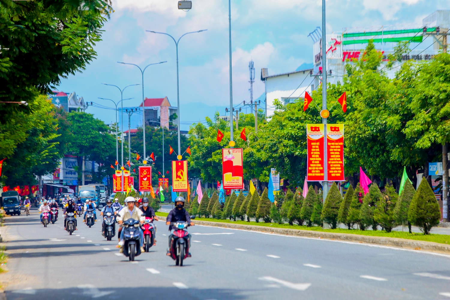 Tuyến đường Nguyễn Lương Bằng và Tôn Đức Thắng rực rỡ cờ hoa, biểu ngữ chào mừng đại hội. Ảnh: BẢO LÂM