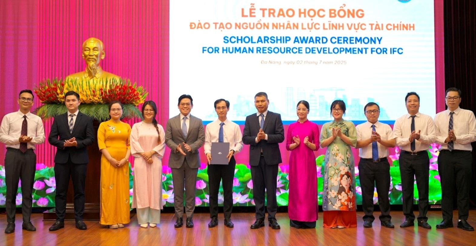 Liên danh Tập đoàn Terne Holdings và The One Destination trao học bổng cho các cán bộ của thành phố Đà Nẵng đến học tập kinh nghiệm tại trung tâm tài chính Singapore.