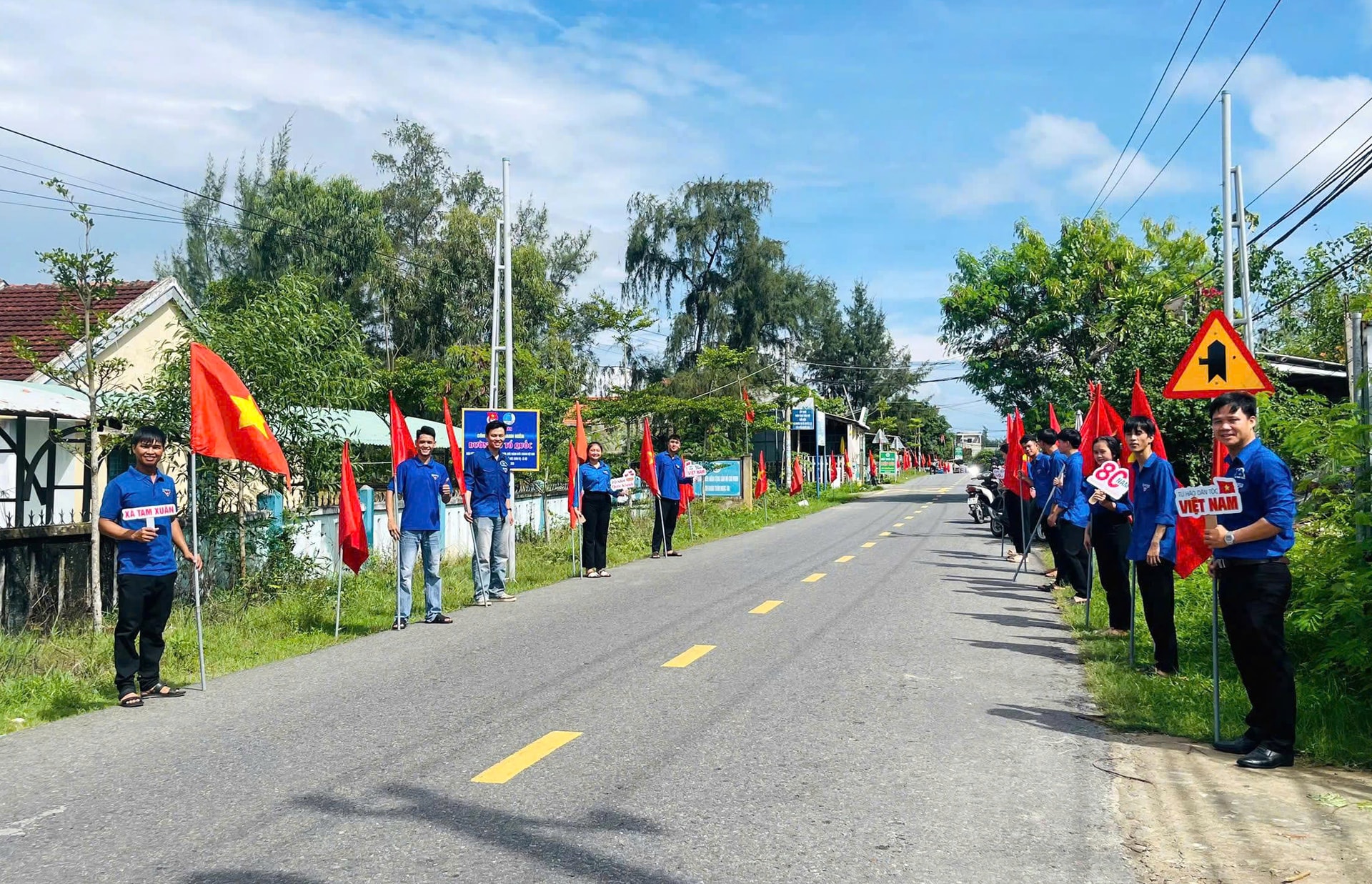 Đoàn viên, thanh niên xã Tam Xuân ra mắt tuyến đường cờ Tổ quốc chào mừng đại hội. Ảnh: HỒ QUÂN