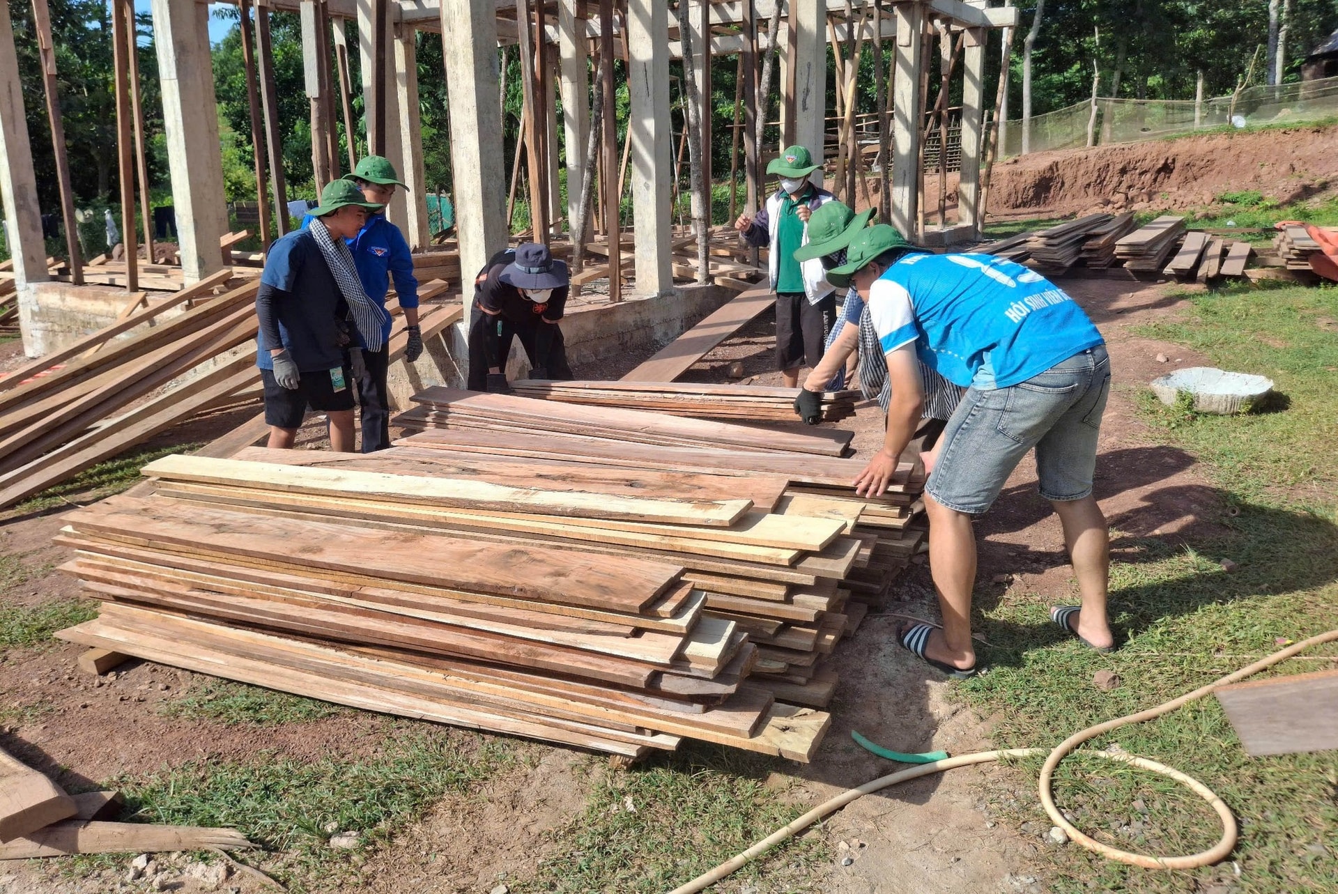 យុវជនរួមដៃគ្នារុះរើផ្ទះបណ្ដោះអាសន្នជូនប្រជាពលរដ្ឋនៅតំបន់ខ្ពង់រាប។ រូបថត៖ សុង ថាញ់