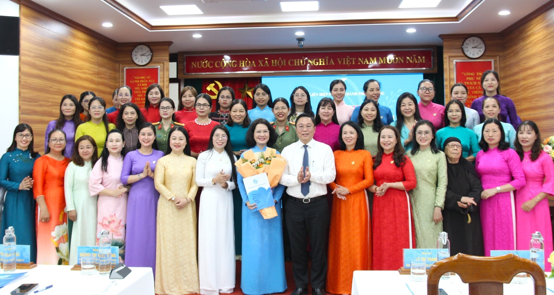 Chủ tịch Ủy ban MTTQ Việt Nam thành phố Lê Trí Thanh tặng hoa chúc mừng Hội LHPN thành phố Đà Nẵng tại hội nghị công bố quyết định thành lập vào ngày 8/7/2025. Ảnh: NGỌC QUỐC