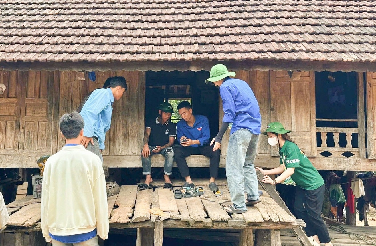 ទៅផ្ទះឈើនិមួយៗ ដើម្បីណែនាំប្រជាជន Van Kieu អំពីការផ្លាស់ប្តូរឌីជីថល។ រូបថត៖ ផ្តល់ដោយ DOAN TRUONG