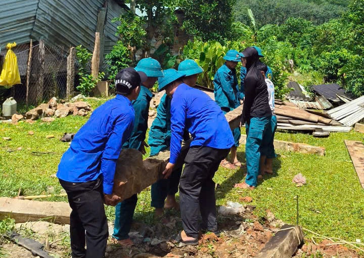 Mặt trận và các tổ chức chính trị - xã hội xã Phước Trà ra quân giúp dân xóa nhà tạm. Ảnh: TÂM ĐAN