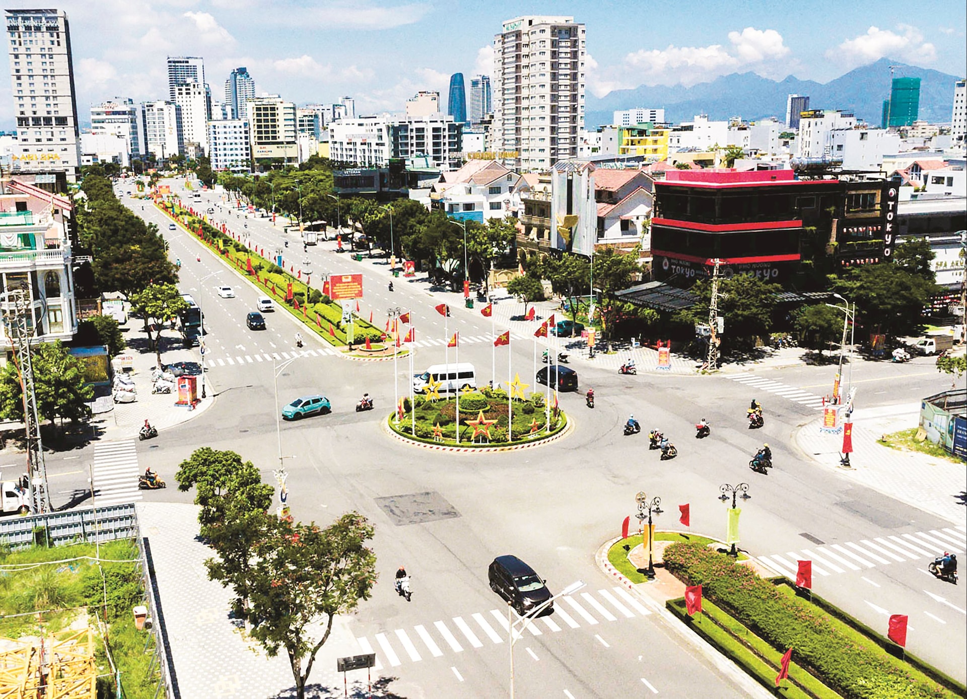 Tuyến đường Phạm Văn Đồng (thuộc phường An Hải) rực rỡ cờ hoa, khẩu hiệu tuyên truyền, tạo không khí vui tươi, sôi nổi giữa lòng thành phố. Ảnh: BẢO LÂM