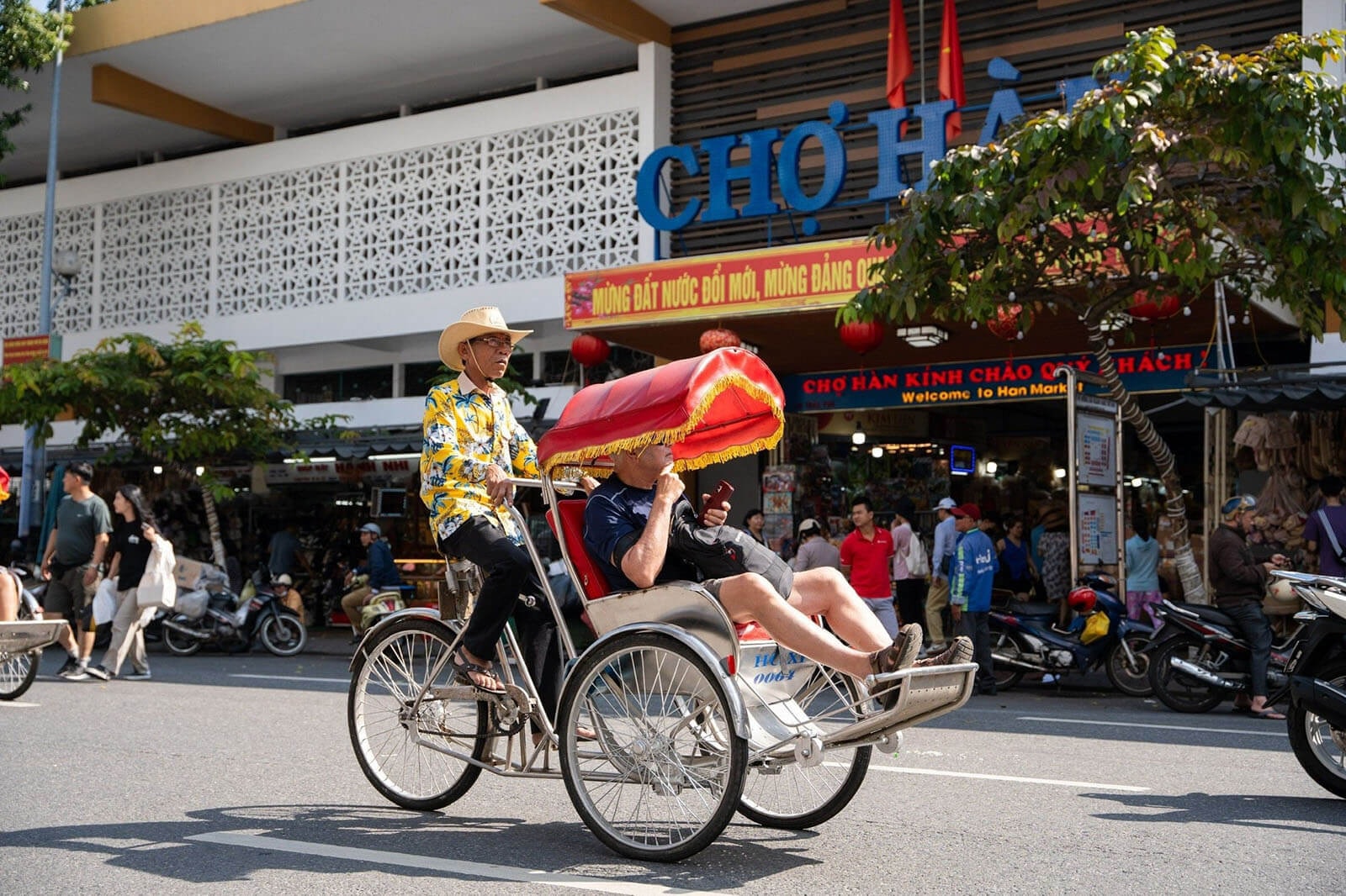 da-nang-ruc-ro-sac-mau-voi-nhung-dai-su-xich-lo-du-lich-7.jpg