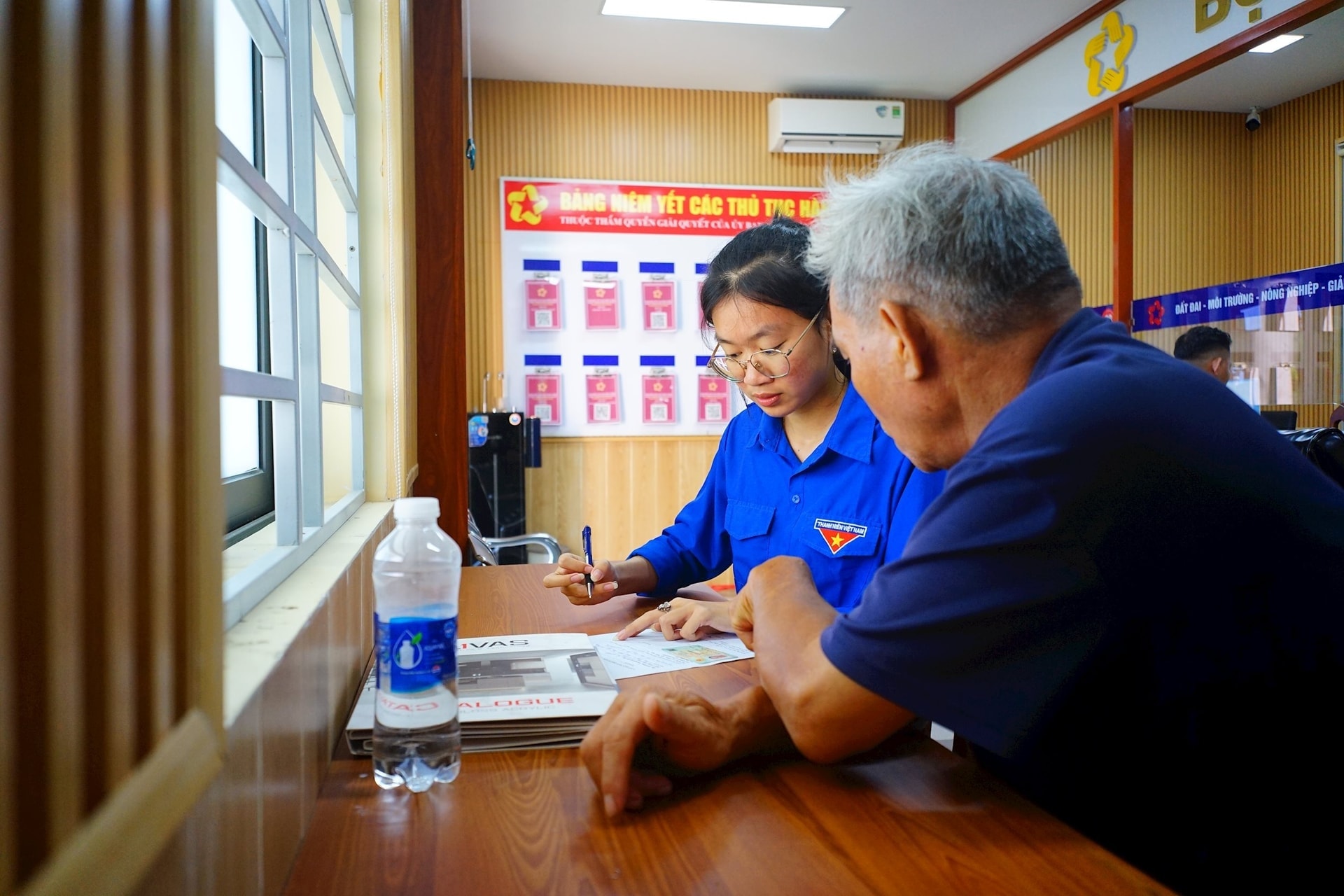 Đoàn viên thanh niên hỗ trợ người dân thực hiện thủ tục hành chính trực tuyến. Ảnh: P.V