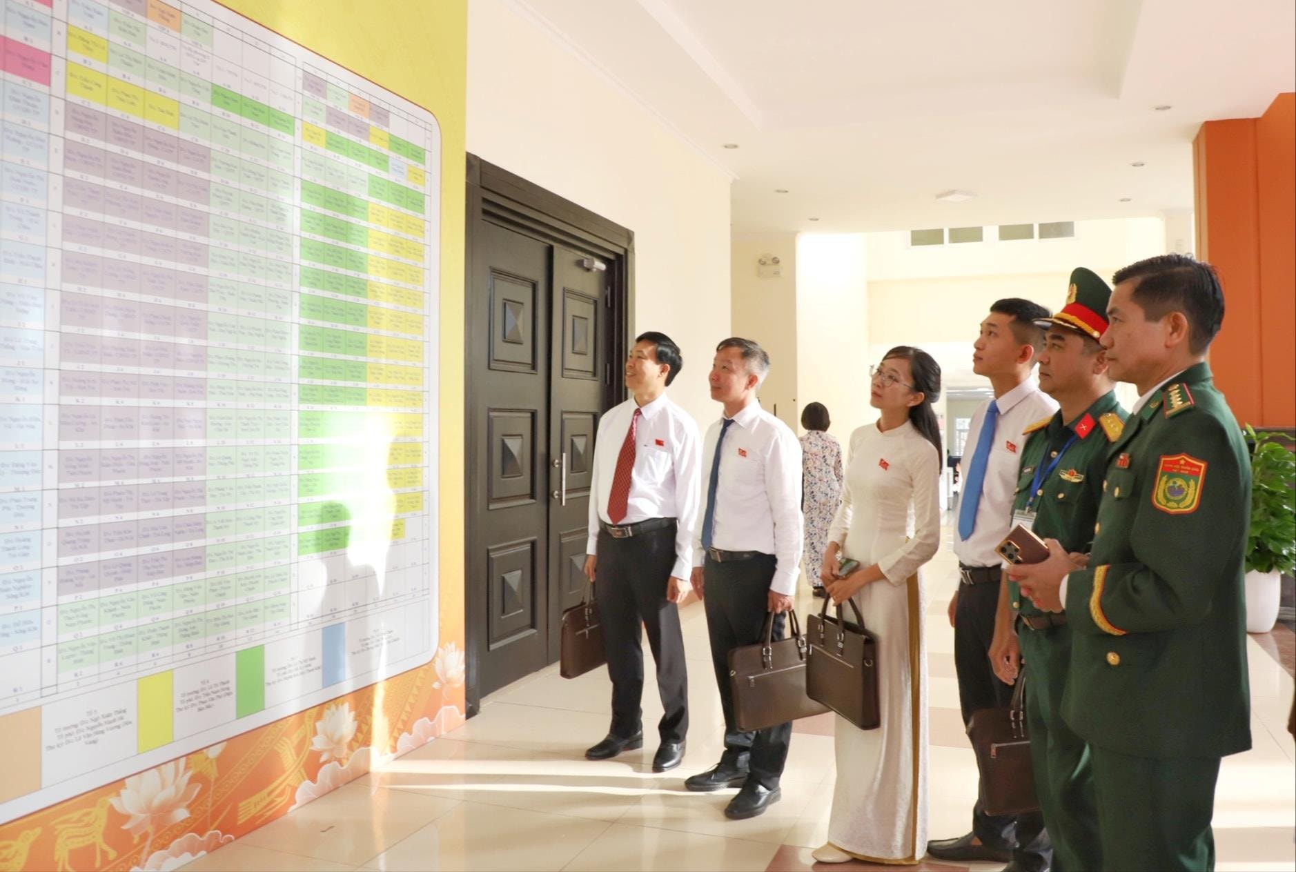 Đại biểu theo dõi sơ đồ vị trí trước khi vào đại hội.