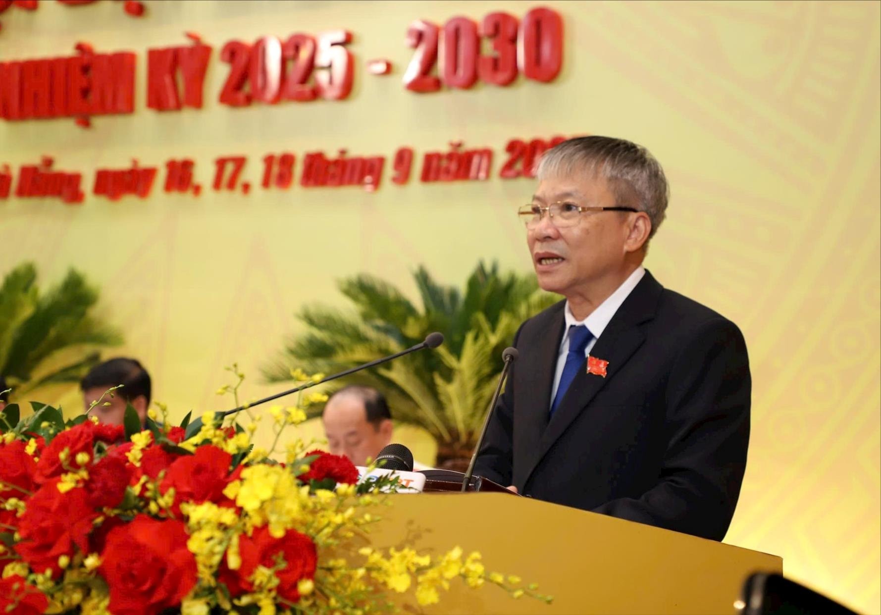 Đồng chí Nguyễn Đức Dũng, Phó Bí thư Thành ủy, Chủ tịch HĐND thành phố trình bày báo cáo quá trình chuẩn bị Đại hội đại biểu lần thứ I Đảng bộ thành phố nhiệm kỳ 2025 - 2030.