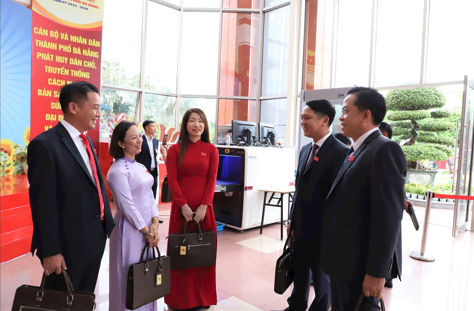 Các đại biểu gặp gỡ nhau trước khi vào tham dự đại hội.
