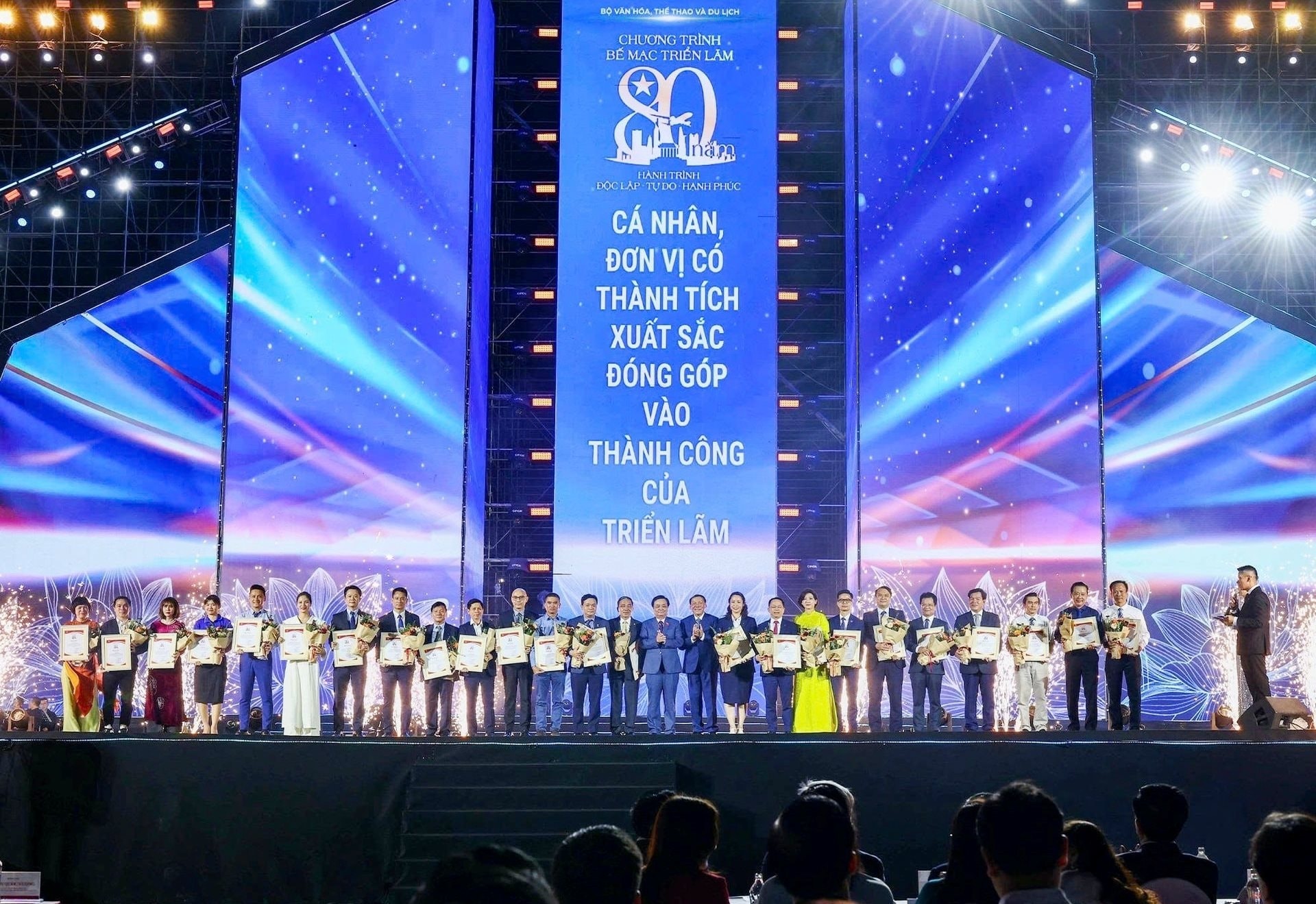 ban-to-chuc-trien-lam-a80-trao-giai-khong-gian-trung-bay-tieu-bieu-cho-cac-don-vi-1-.jpeg