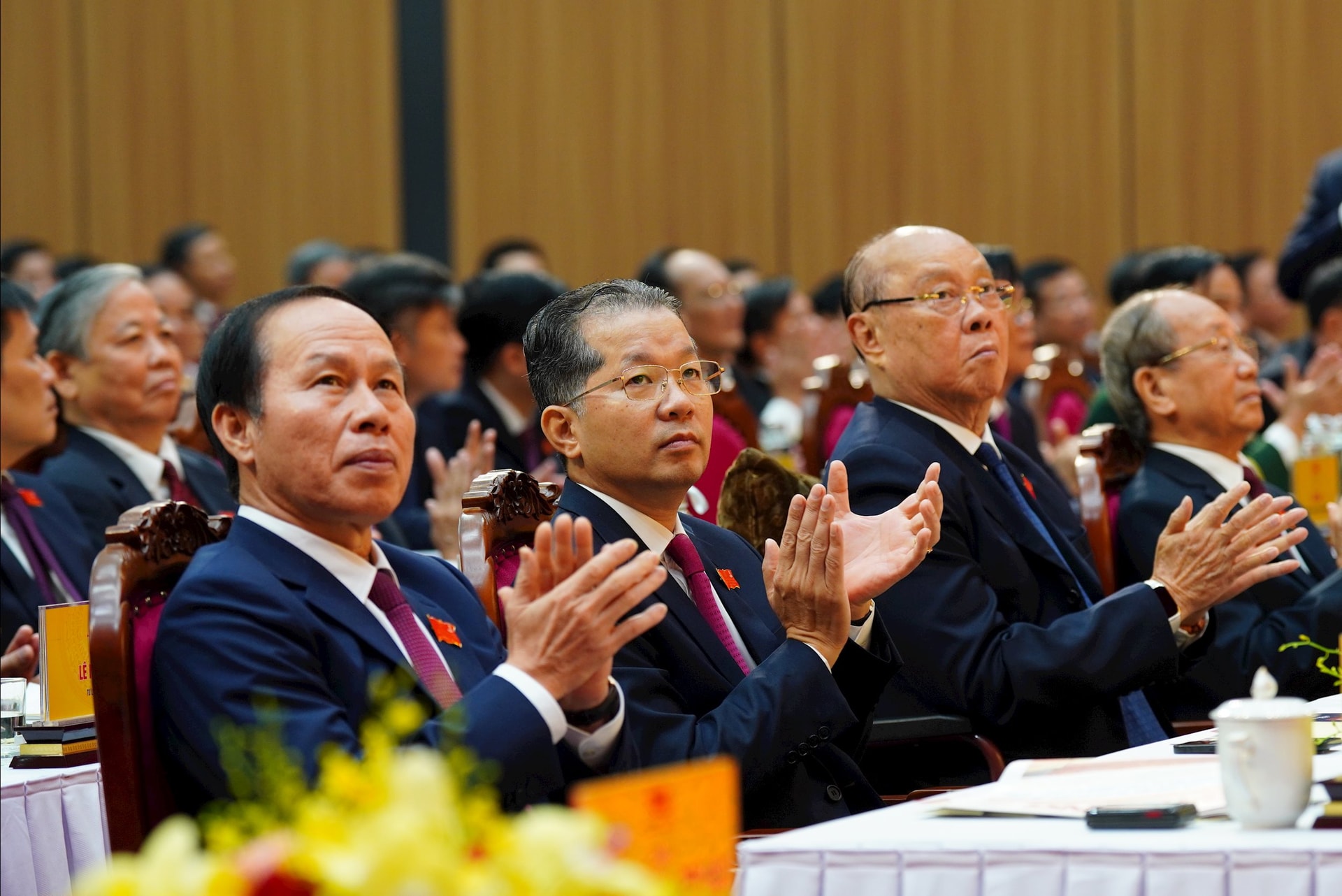 Phó Tổng Thường trực Thanh tra Chính phủ, nguyên Bí thư Thành ủy Đà Nẵng Nguyễn Văn Quảng (thứ hai từ trái qua) cùng các đại biểu dự đại hội. 