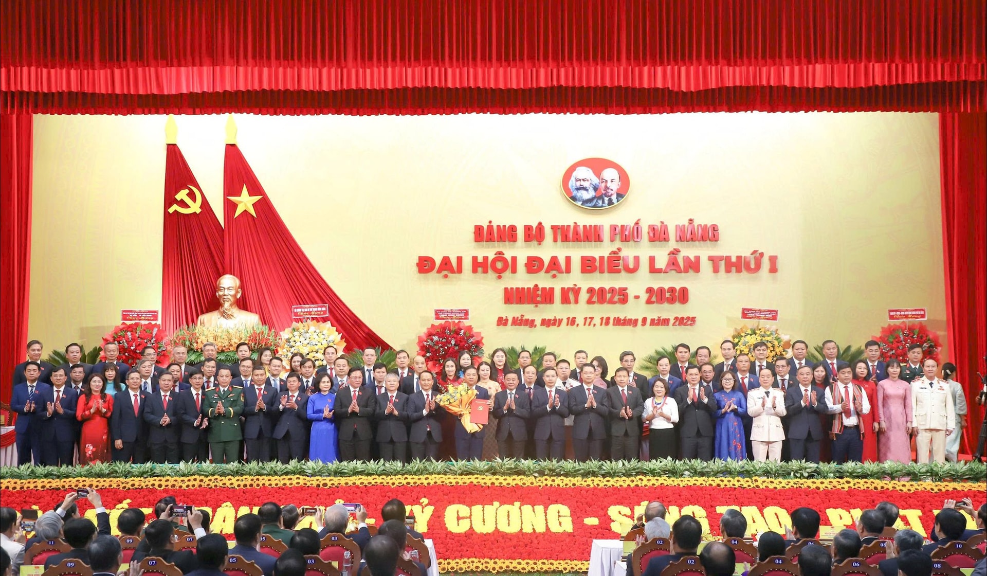 Ban Chấp hành Đảng bộ thành phố khóa I, nhiệm kỳ 2025 - 2030 ra mắt đại hội.