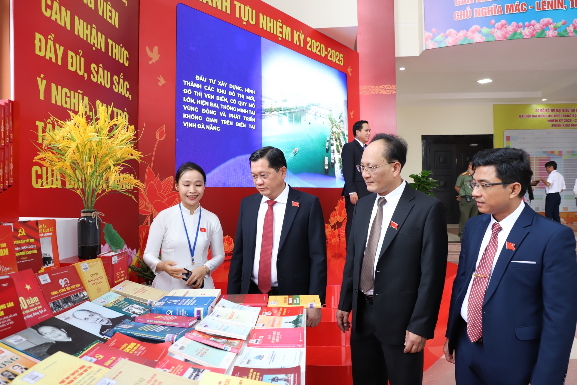 Các đại biểu tham quan khu trưng bày.