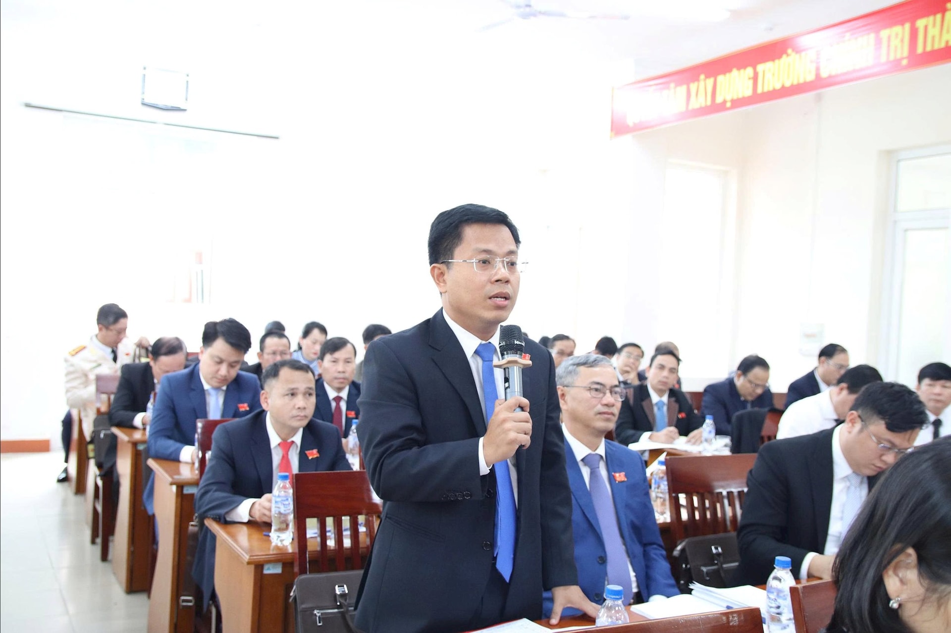 Phó Chánh Văn phòng Thành ủy Nguyễn Đức Hoàng phát biểu thảo luận tại Tổ số 2.
