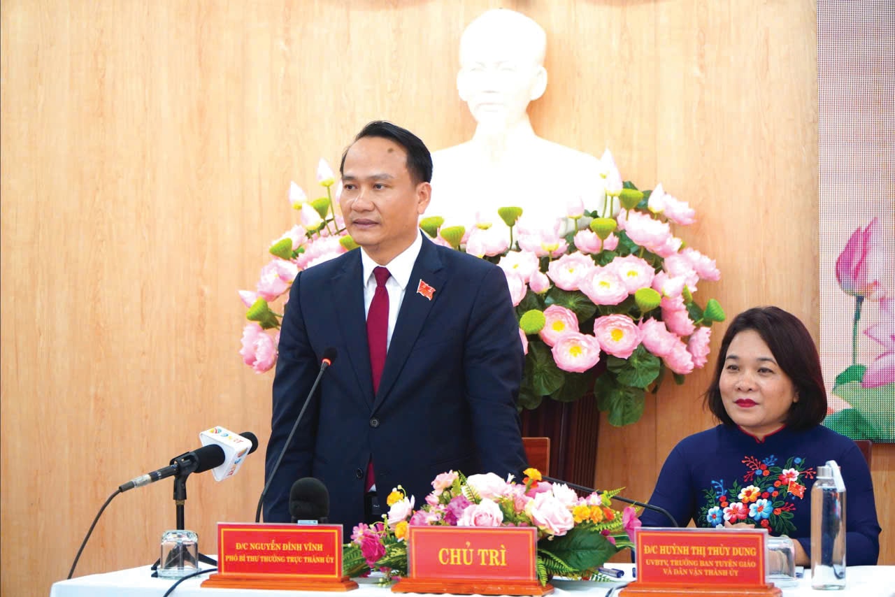 Phó Bí thư Thường trực Thành ủy Nguyễn Đình Vĩnh phát biểu tại buổi họp báo.