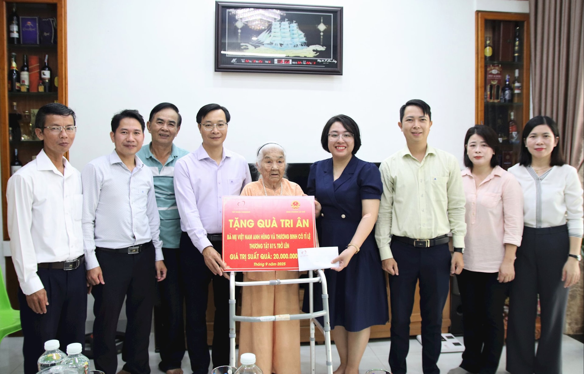 តំណាងវួដ An Khe និង Thien Tam Fund បានអញ្ជើញទៅសួរសុខទុក្ខ និងជូនអំណោយដល់មាតាបិតាជាតិវៀតណាម Le Thi Gao។