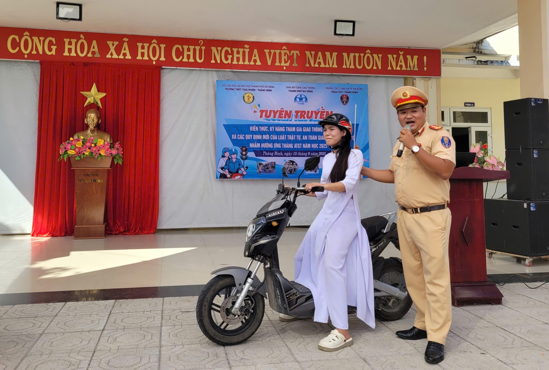 HS THPT THÁI PHIÊN ĐƯỢC HƯỚNG DẪN ĐI XE AN TOÀN