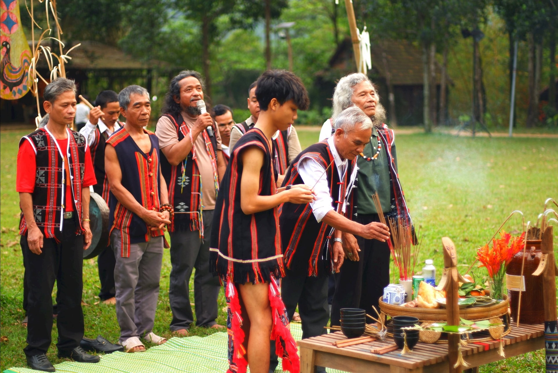 ប្រារព្ធពិធីប្រពៃណីរបស់ជនជាតិ Co Tu នៅភូមិ Tom Sara ។ រូបថត៖ NGOC HA