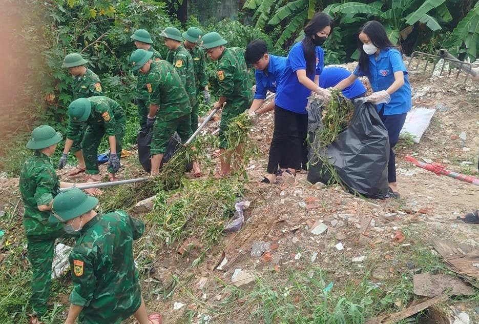 Lực lượng vũ trang và đoàn viên thanh niên trên địa bàn thành phố ra quân dọn dẹp vệ sinh môi trường. Ảnh L.H