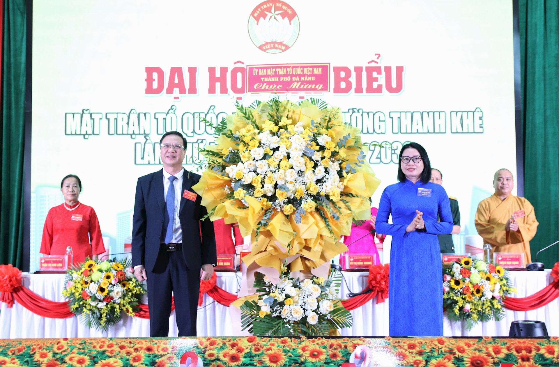 Phó Chủ tịch Ủy ban MTTQ Việt Nam thành phố, Chủ tịch Liên đoàn lao động thành phố Đà Nẵng Phan Thị Thúy Linh (phải) tặng hoa chúc mừng đại hội. Ảnh: T. HUy