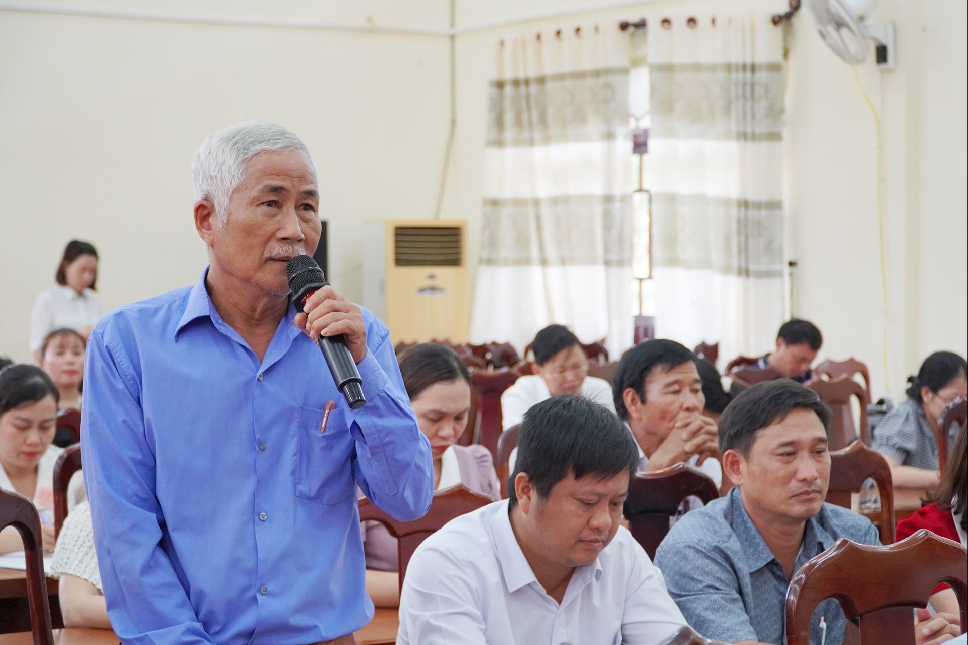 anh lang nghe can bo thon