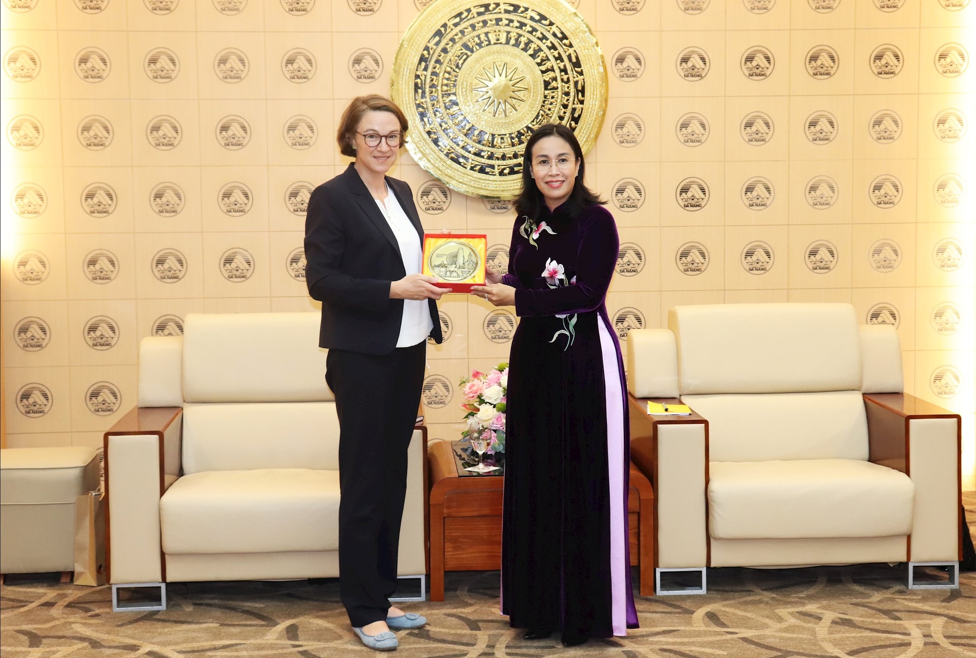 Phó Chủ tịch UBND thành phố Nguyễn Thị Anh Thi (bên phải) tặng quà lưu niệm cho Tổng Lãnh sự CHLB Đức tại thành phố Hồ Chí Minh Andrea Maria Sühl. Ảnh: ĐẮC MẠNH