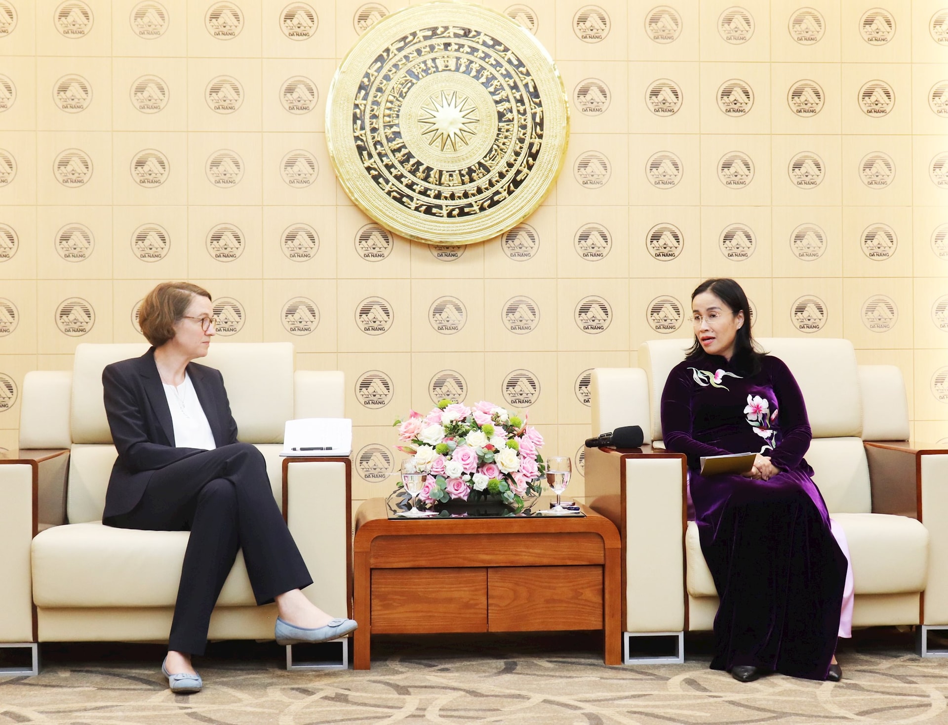 C TPhó Chủ tịch UBND thành phố Nguyễn Thị Anh Thi (bên phải) trao đổi tại buổi tiếp Tổng Lãnh sự CHLB Đức tại thành phố Hồ Chí Minh Andrea Maria Sühl. Ảnh: ĐẮC MẠNH