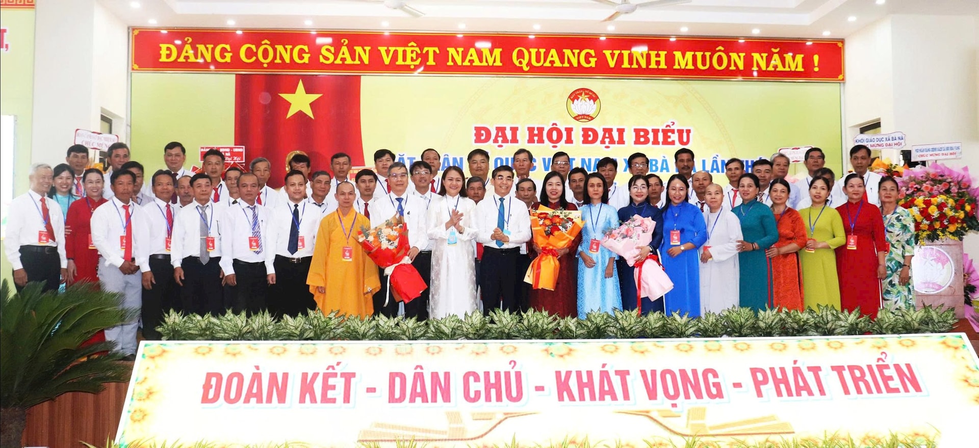 Ủy viên Ủy ban MTTQ Việt Nam xã Bà Nà khóa I, nhiệm kỳ 2025-2030 ra mắt đại hội với 56 đại biểu. Ảnh: ĐẮC MẠNH