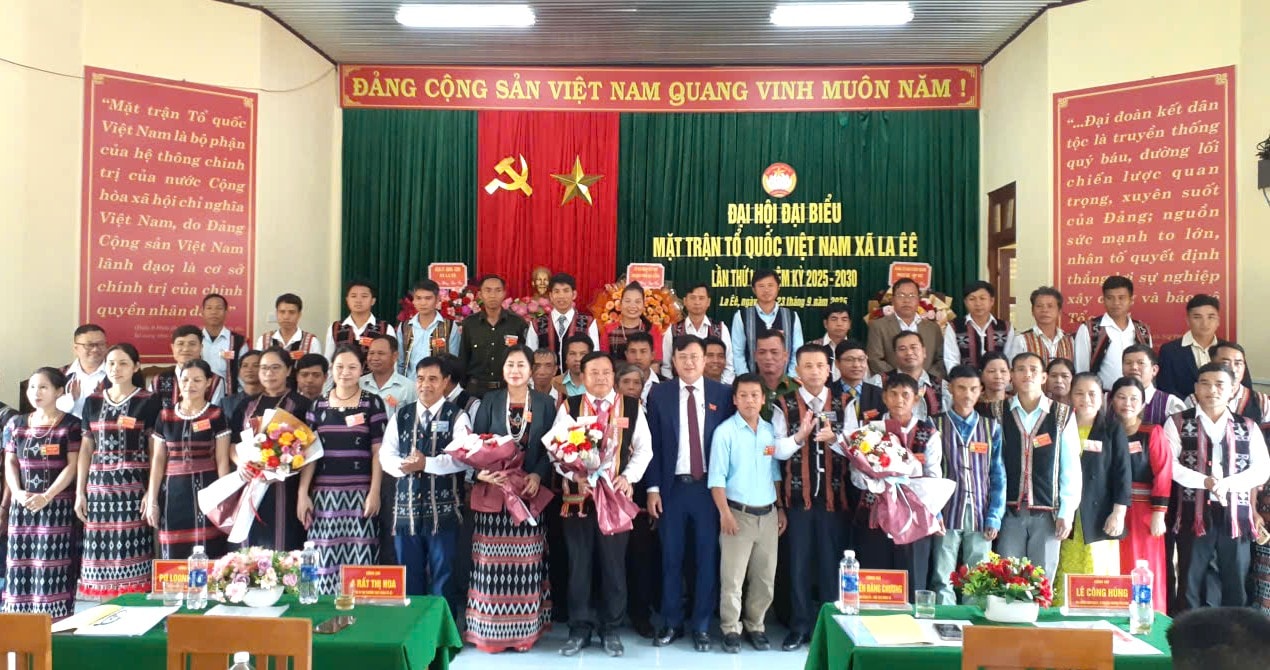 Ra mắt Ủy ban MTTQ Việt Nam xã La Êê khóa I, nhiệm kỳ 2025-2030 gồm 65 ủy viên. Ảnh: VĂN THỦY