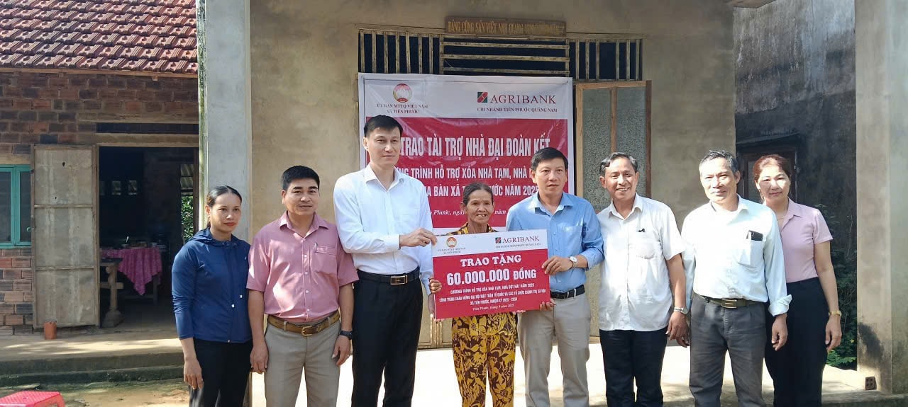Ủy ban MTTQ Việt Nam xã Tiên Phước phối hợp cùng nhà tài trợ trao tặng kinh phí hỗ trợ nhà đại đoàn kết cho hộ nghèo. Ảnh: D.L