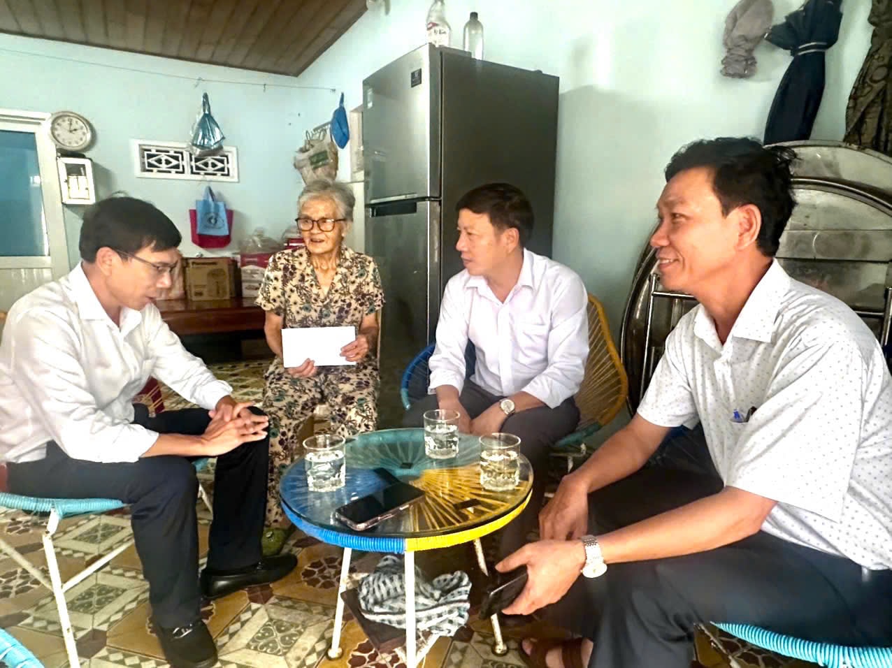 Cán bộ xã Tiên Phước đến động viên, thăm hỏi người dân địa phương. Ảnh: D.L