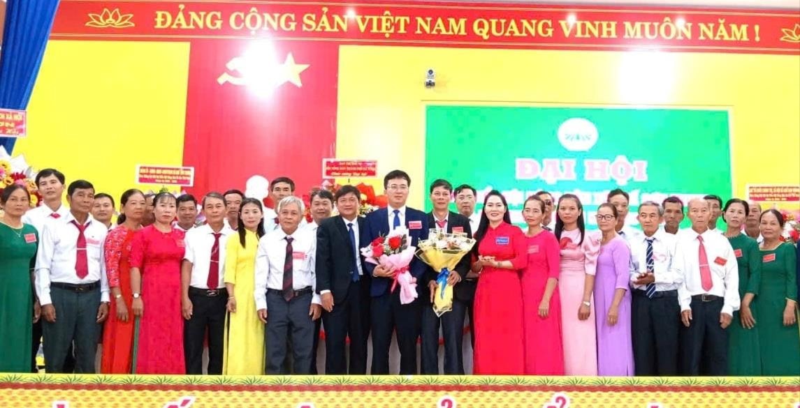 Ban Chấp hành Hội Nông dân xã Quế Sơn Trung ra mắt đại hội. Ảnh: DUY THÁI