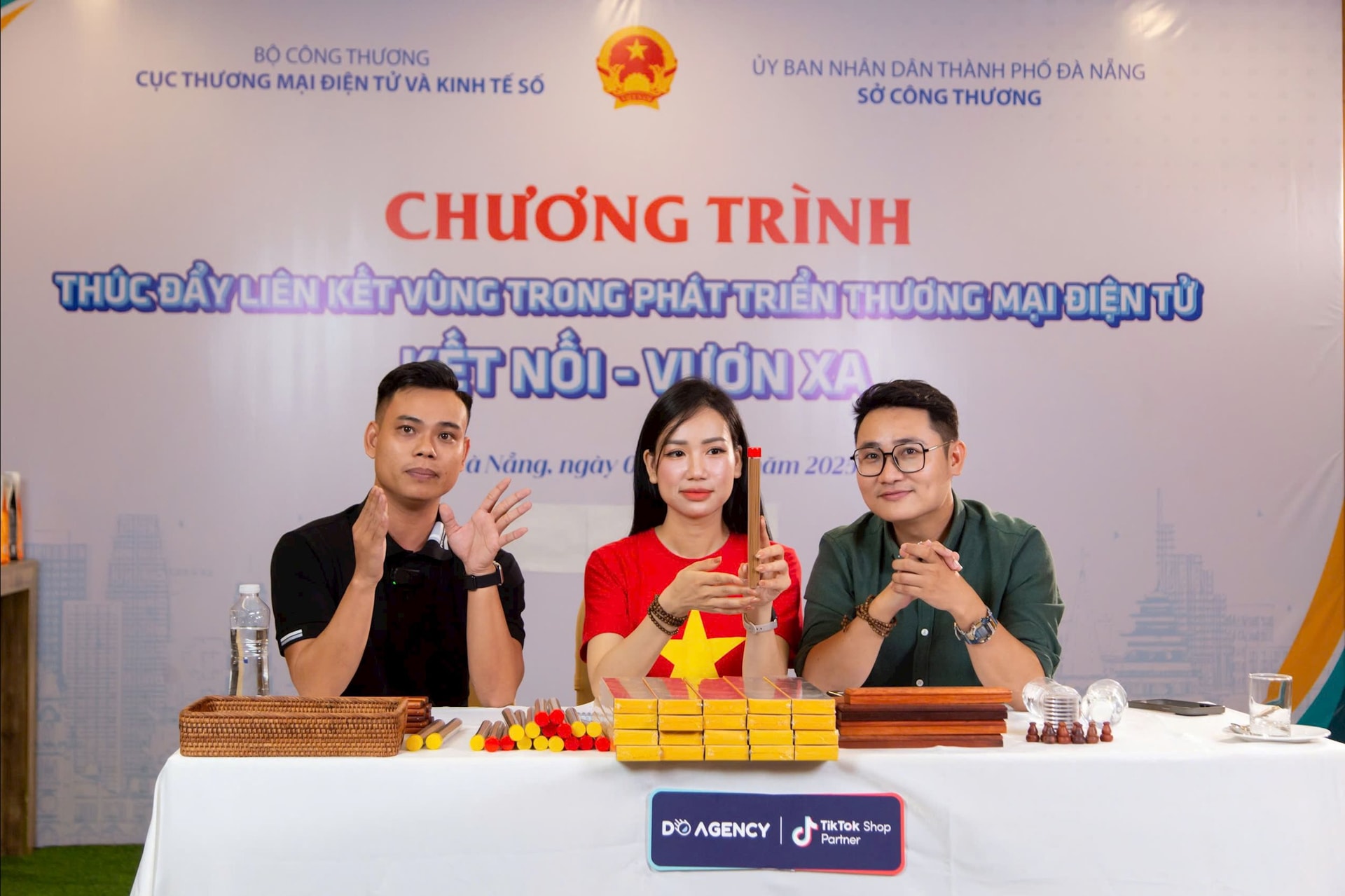 Şehir, e-ticaretin gelişimini desteklemek için birçok etkinlik düzenliyor. Fotoğraf: TRAN TRUC