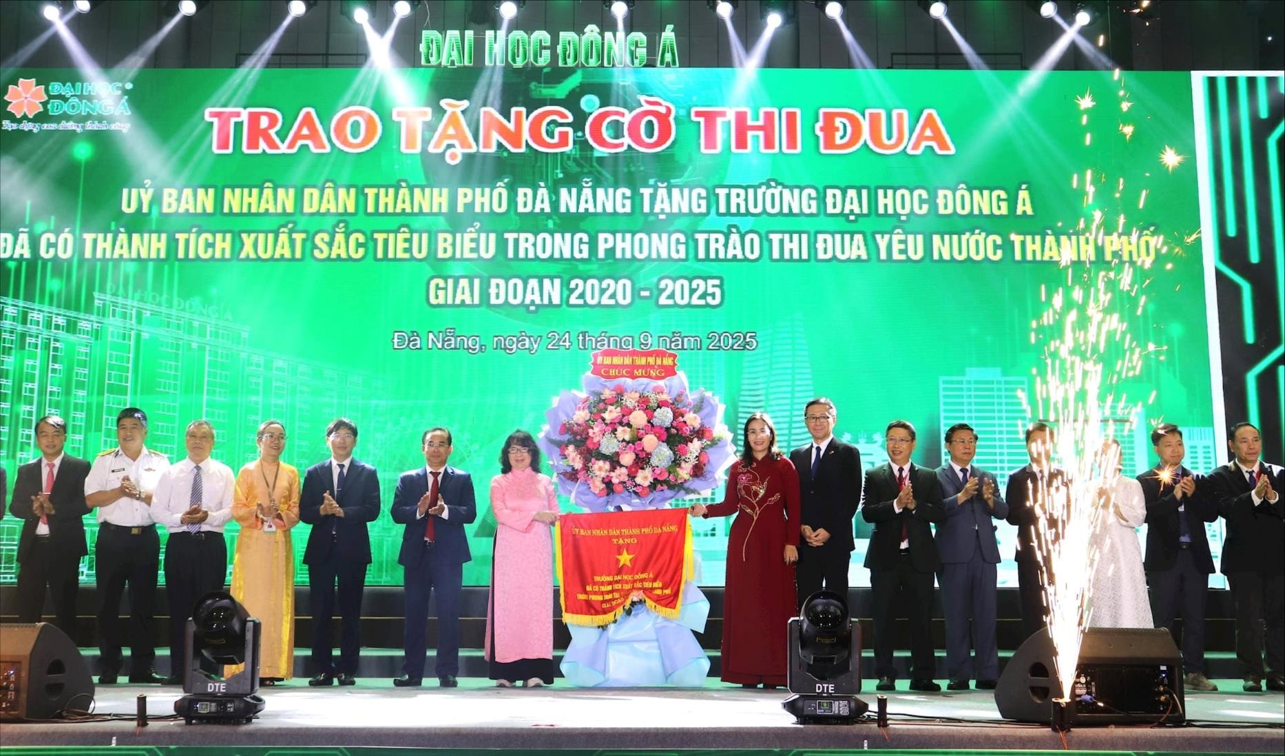 La vice-présidente du Comité populaire de la ville, Nguyen Thi Anh Thi, et le vice-président du Comité populaire de la ville, Tran Anh Tuan, ont remis le drapeau symbolique à l'Université Dong A. Photo : NGOC HA