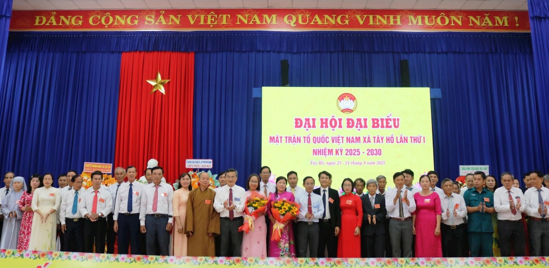 Phó Chủ tịch Ủy ban MTTQ Việt Nam thành phố Nguyễn Phi Hùng tặng hoa chúc mừng tại đại hội. Ảnh: HOÀNG LIÊN