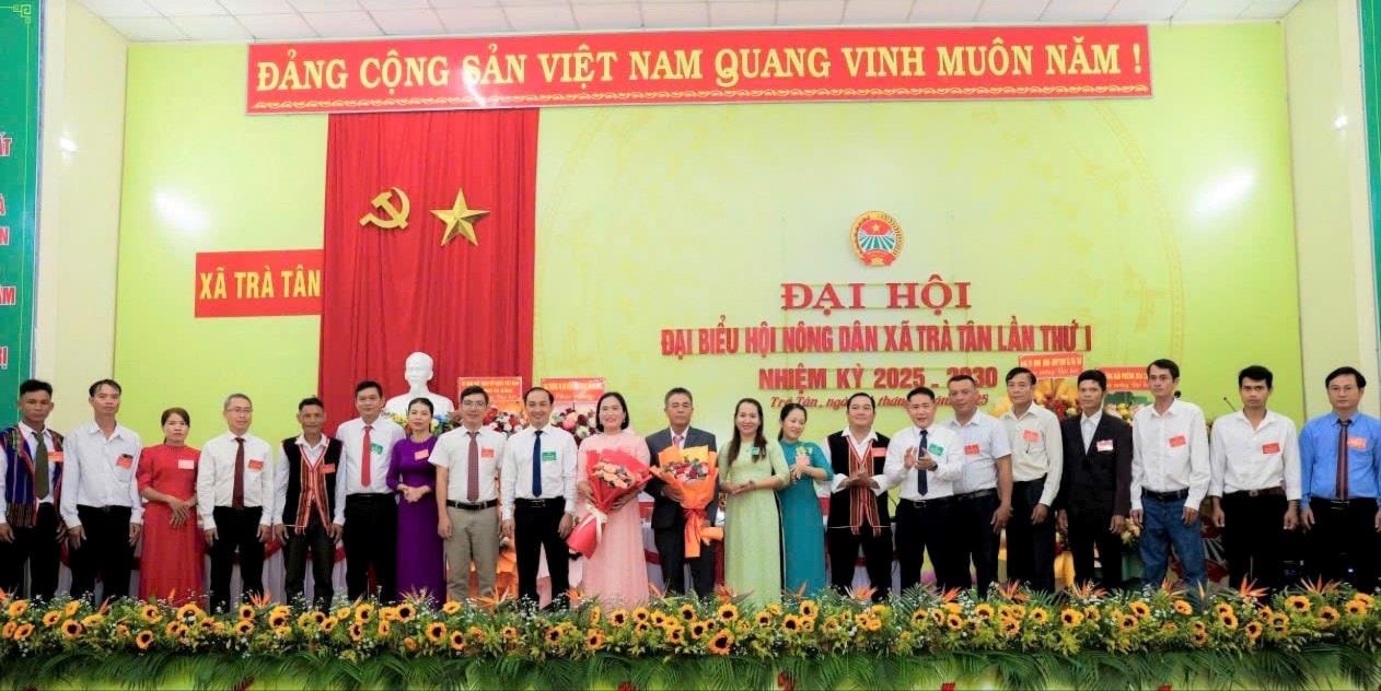 Ban Chấp hành Hội Nông dân xã Trà Tân ra mắt tại đại hội.