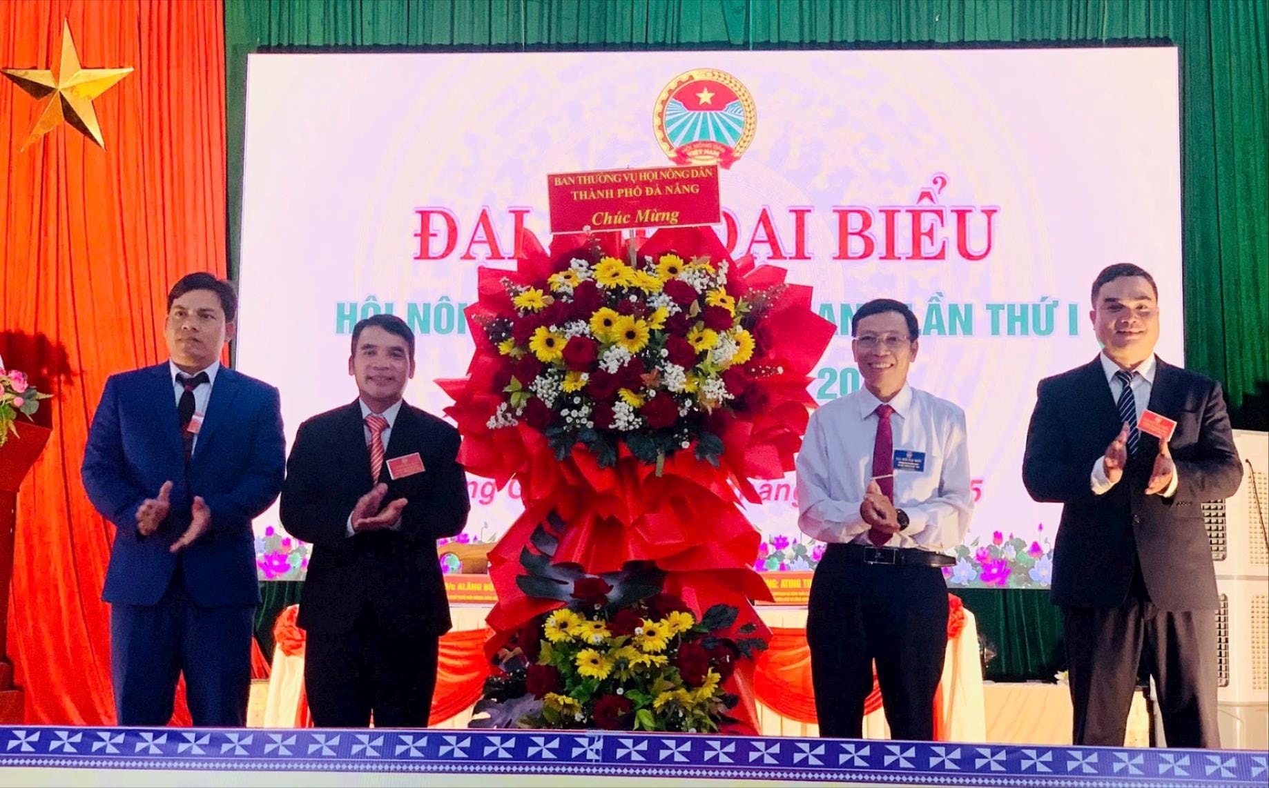 Phó Chủ tịch Hội Nông dân thành phố Đà Nẵng Nguyễn Út tặng hoa chúc mừng đại hội