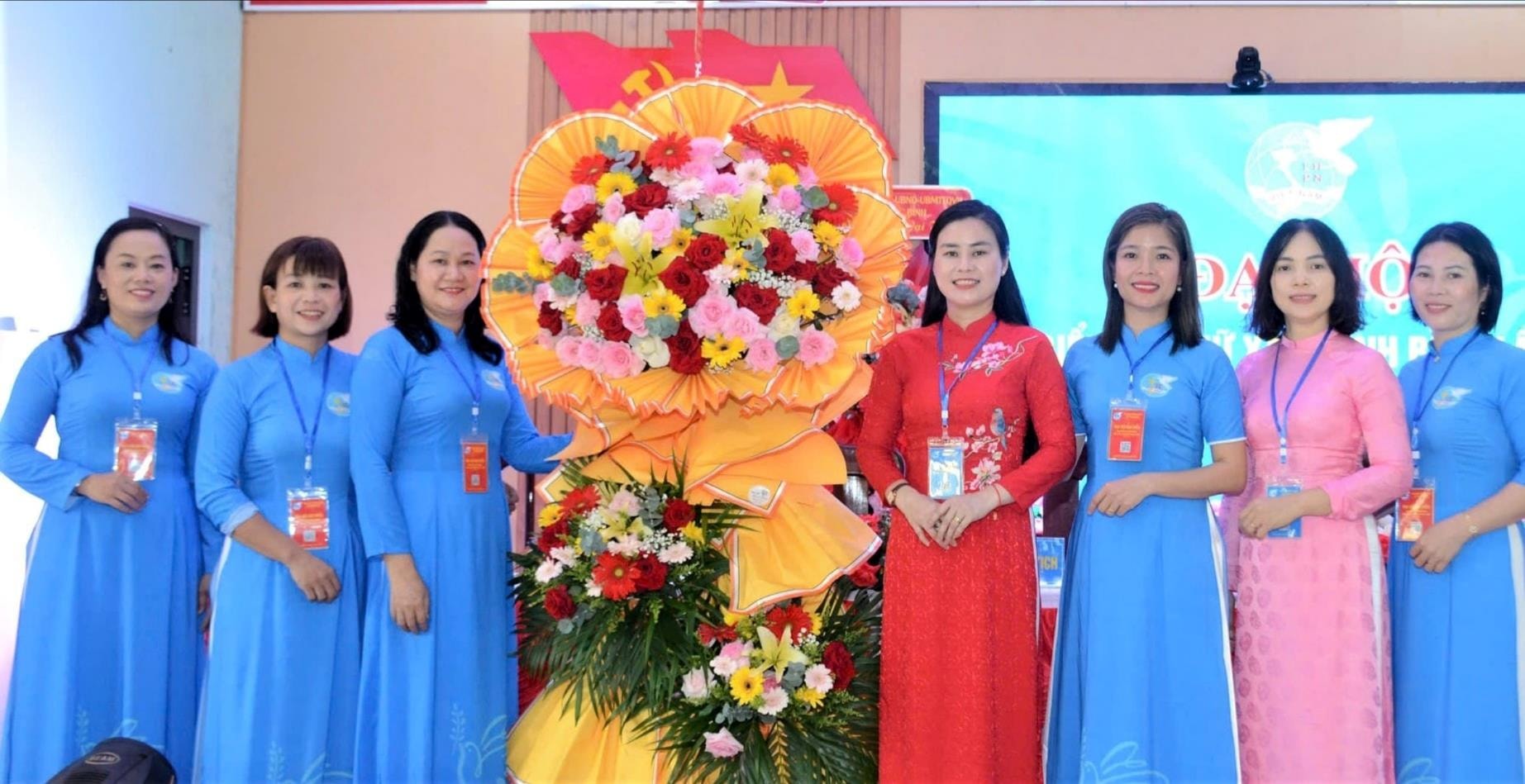 Phó Chủ tịch Hội LHPN thành phố Đặng Thị Bảo Trinh tặng hoa chúc mừng đại hội.