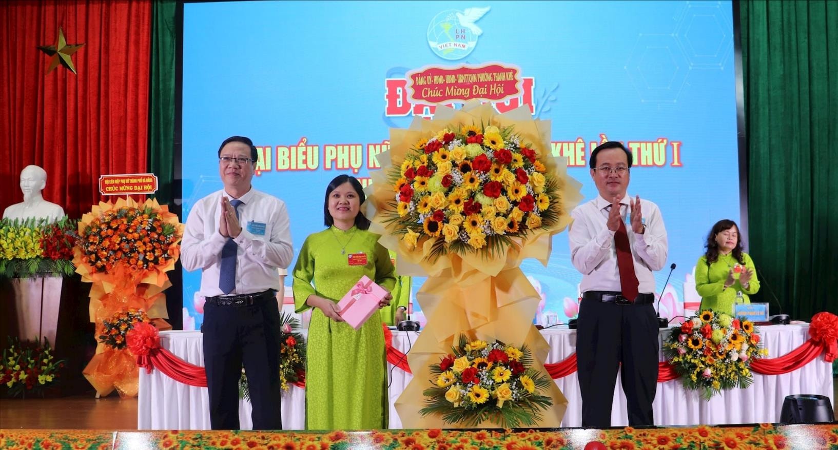 Lãnh đạo phường Thanh Khê tặng hoa chúc mừng đại hội. Ảnh: NGỌC HÀ