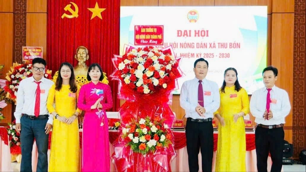 Bà Lê Thị Minh Tâm, Phó Chủ tịch Ủy ban MTTQ Việt Nam thành phố, Chủ tịch Hội Nông dân thành phố Đà Nẵng (thứ 3, bên trái sang) tặng hoa chúc mừng đại hội. Ảnh: T.P