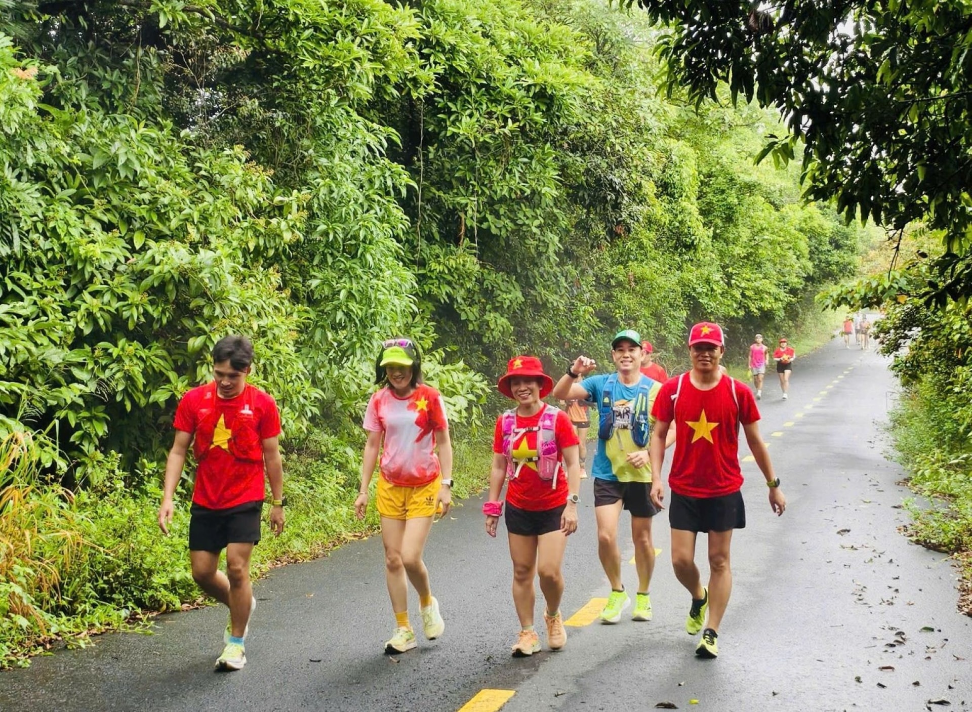 Người dân và du khách trải nghiệm, khám phá tại bán đảo Sơn Trà. Ảnh: NHẬT HẠ