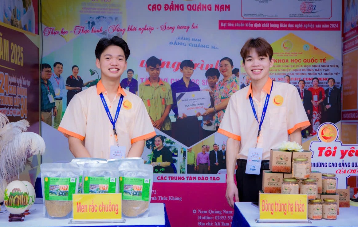 Sinh viên Võ Đình Thi (bên trái) đại diện Trường Cao đẳng Quảng Nam tham gia trưng bày sản phẩm tại sự kiện triển lãm thành tựu giáo dục. Ảnh: PHAN VINH