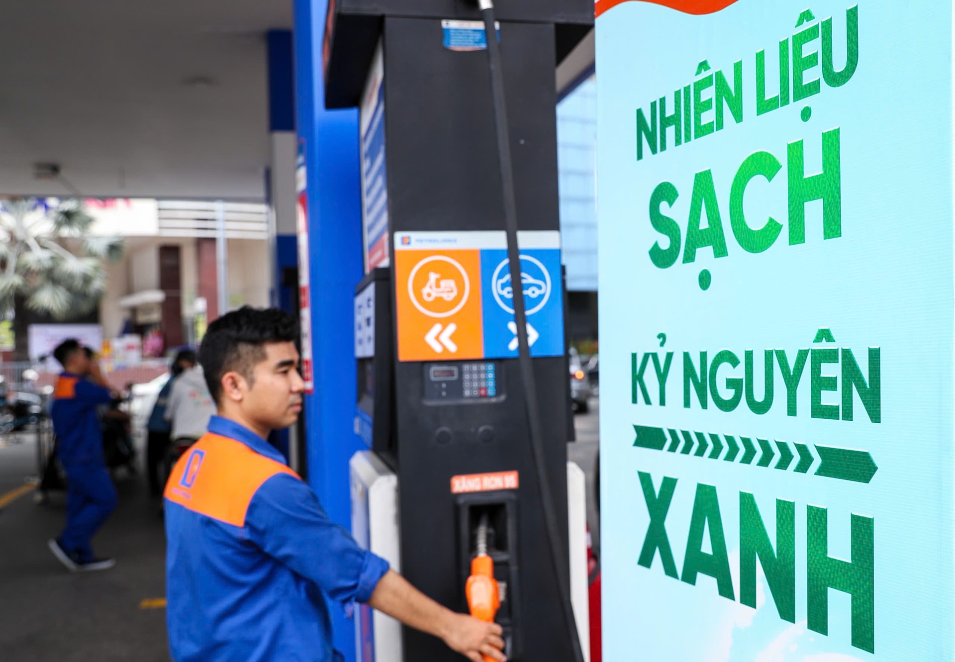 Giá xăng dầu hôm nay 25/9: Giá dầu tăng vọt