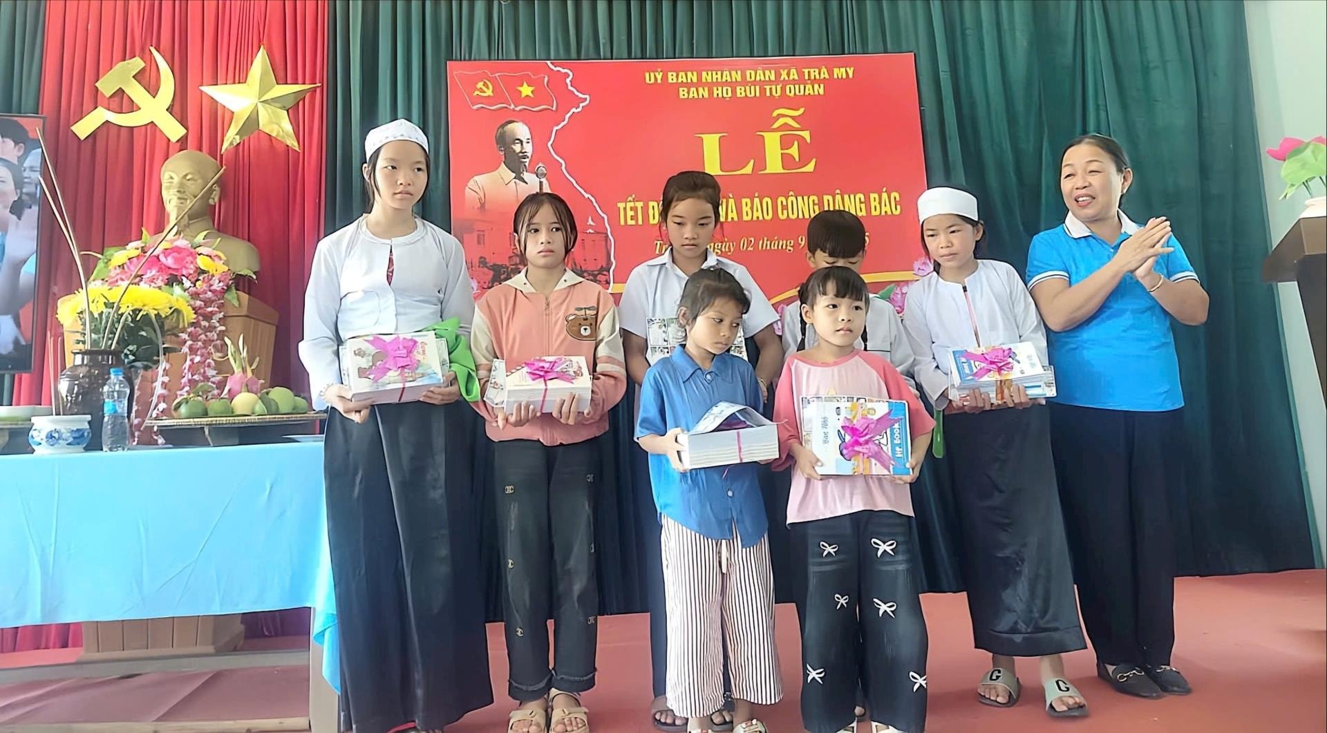 លោកស្រី Phan Thi Lanh ប្រធានសមាគមនារីភូមិ Dong Truong ឃុំ Tra My (ខាងស្តាំដៃ) ជូនអំណោយដល់សិស្សានុសិស្សមុនឆ្នាំសិក្សាថ្មី។ រូបថត៖ V.D
