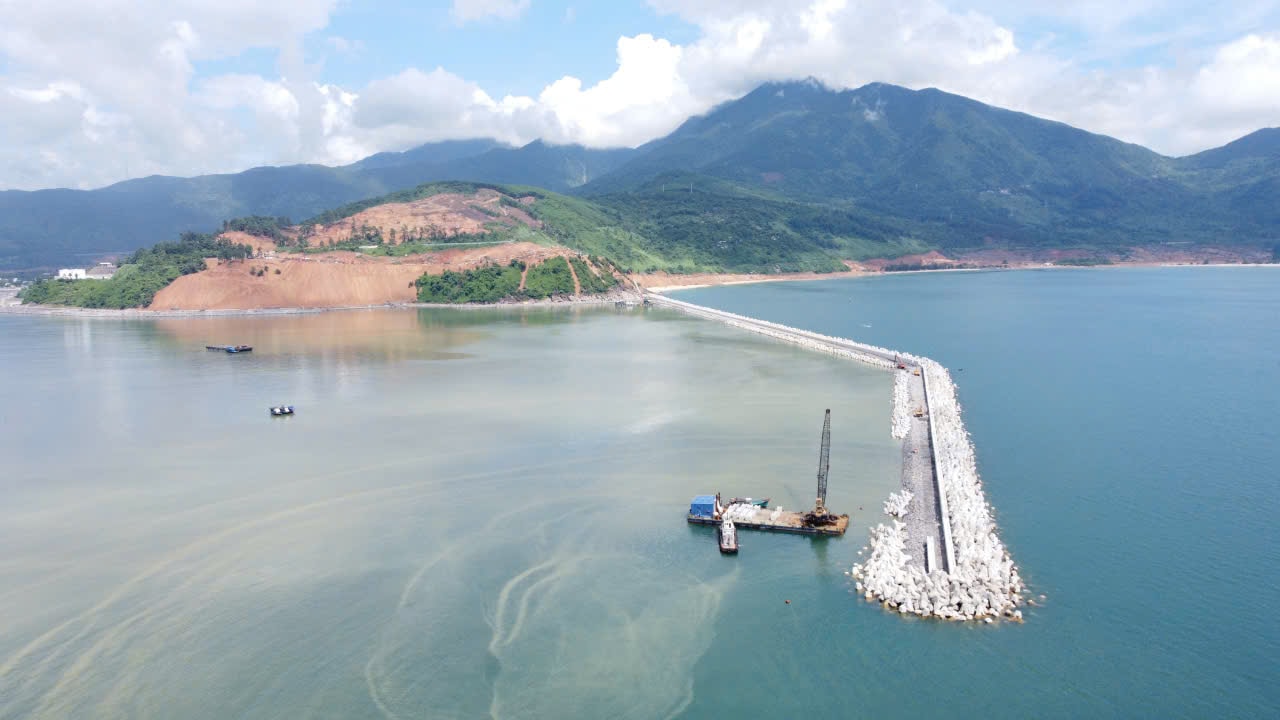 Hạng mục đê, kè chắn sóng dự án nhìn từ trên cao. Ảnh: THÀNH LÂN