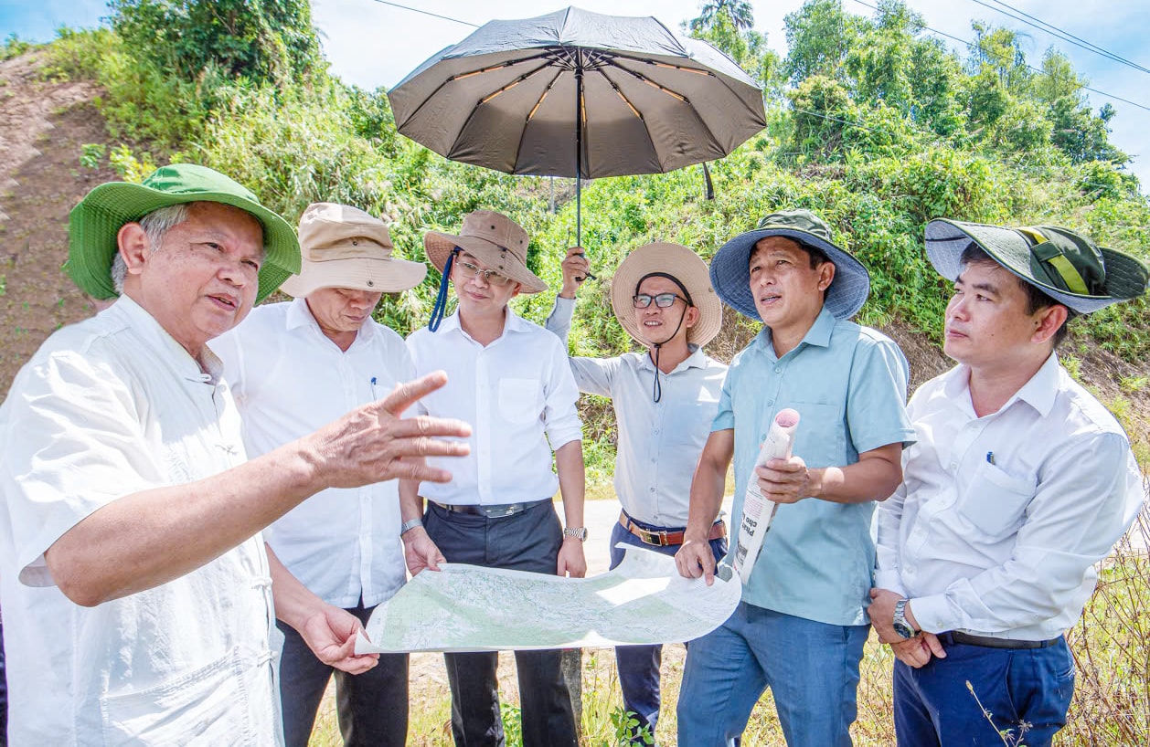 Lãnh đạo địa phương cùng nhà đầu tư khảo sát thực địa những khu vực có tiềm năng. Ảnh: VĂN LUẬN